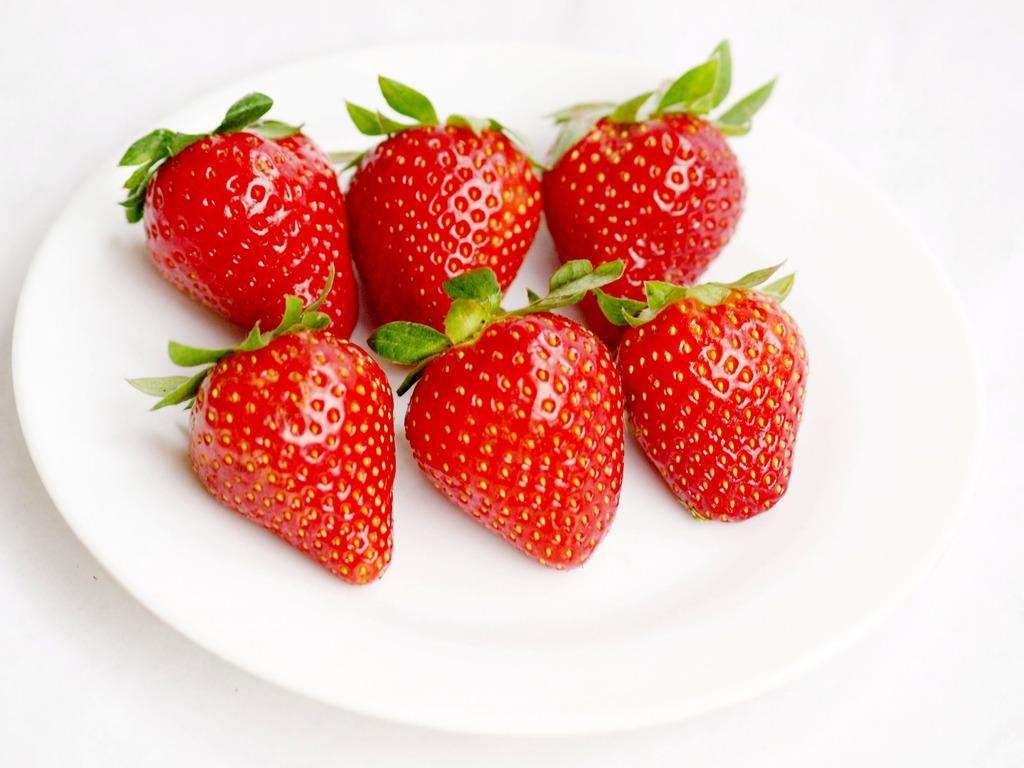 苹果和草莓中的菲塞丁化合物让你的皮肤保持年轻